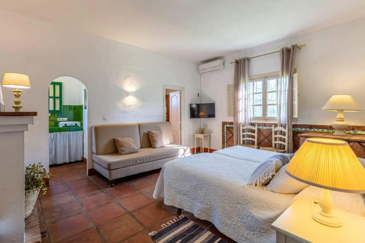 Hotel-Apart Cortijo Las Pinas Tarifa 2*,  Španělsko